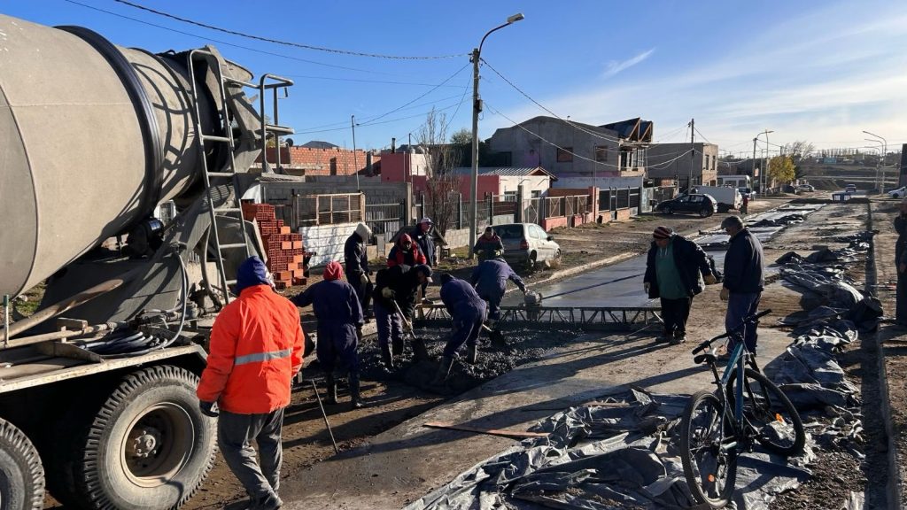 Continúan los trabajos de pavimentación sobre la calle Ana Minetto en el barrio 17 de Octubre