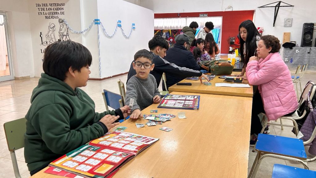 El CIJ del barrio 3 de Febrero reunió a las familias en una jornada de intercambio de figuritas del Mundial