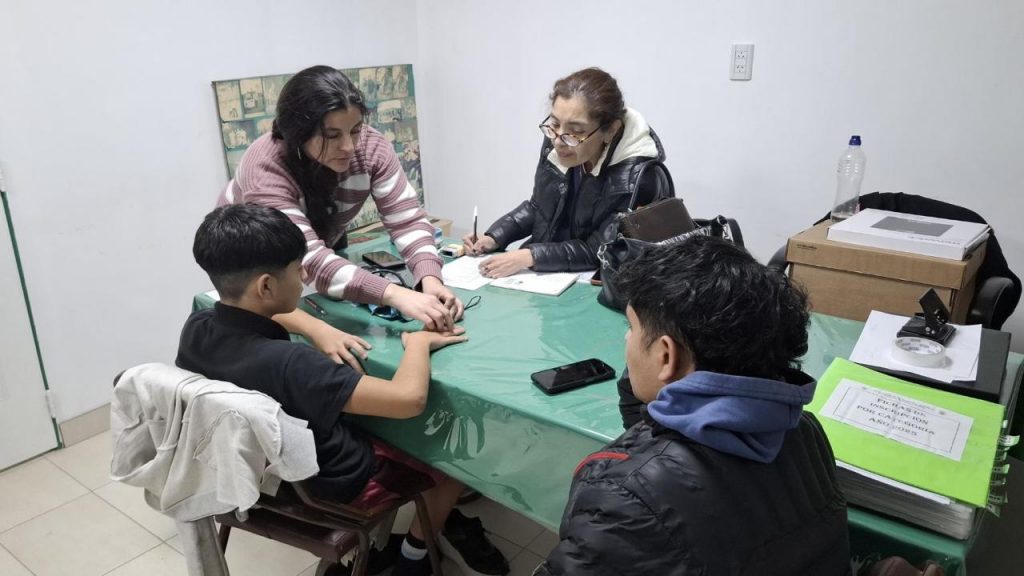 La municipalidad continúa recorriendo los clubes deportivos con el dispositivo de salud