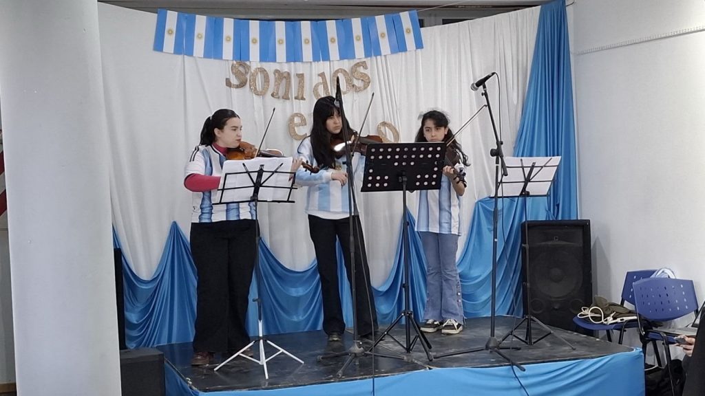 Los talleres barriales celebraron el invierno con una muestra artística en la sala Liliana Venanzi