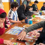 El CIC Centenario reunió a familias en una jornada de intercambio de figuritas