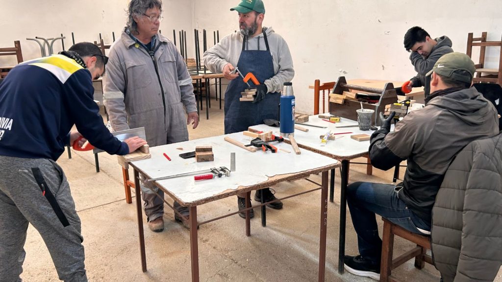 La tercera edición del taller de carpintería volvió a convocar a vecinos de la ciudad