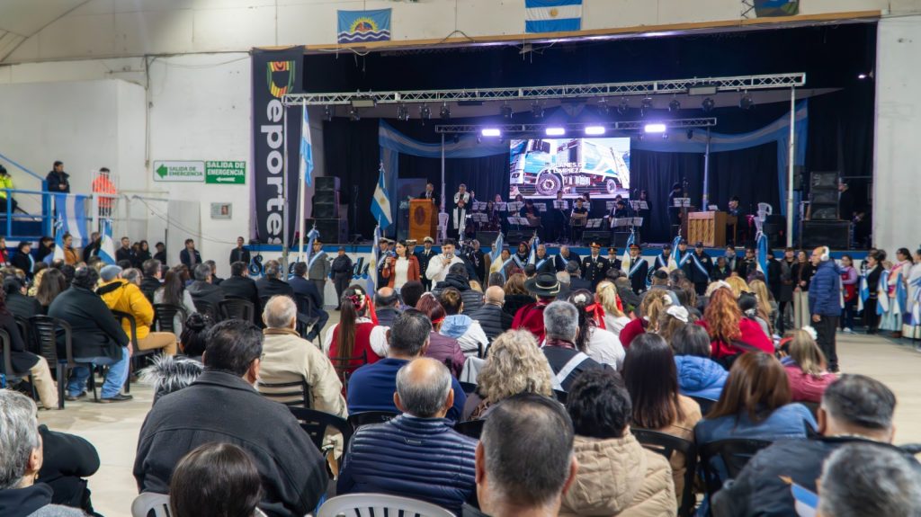 Caleta Olivia conmemoró el Día de la Independencia con un emotivo acto patrio en el Complejo Deportivo Municipal