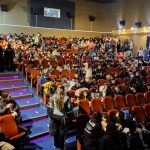 Los niños de la ciudad disfrutaron de una función gratuita de cine