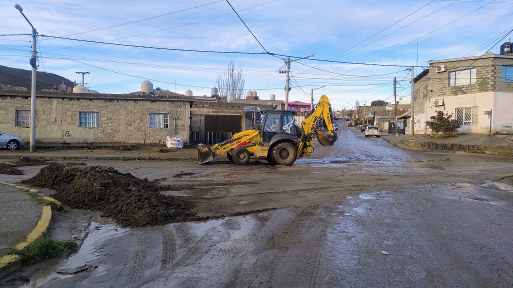 La Municipalidad continúa reacondicionando calles en el marco del Plan de Contingencia