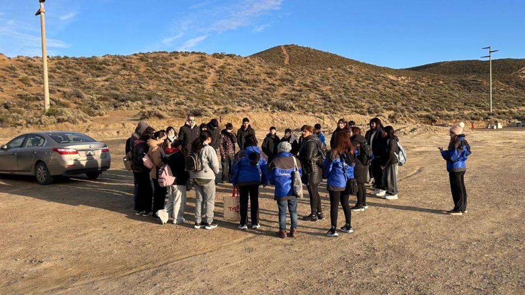 Alumnos de la EBiMaL N° 1 recorrieron el circuito “Conociendo las nativas de la estepa”