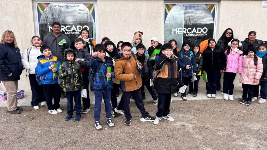 Estudiantes del Instituto Aoniken conocieron el proceso de compostaje en Punto Orgánico