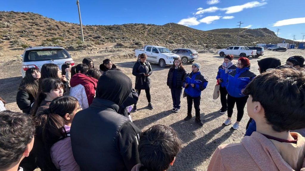 Turismo impulsa el conocimiento de la fauna nativa junto a estudiantes de la Escuela de Biología Marina