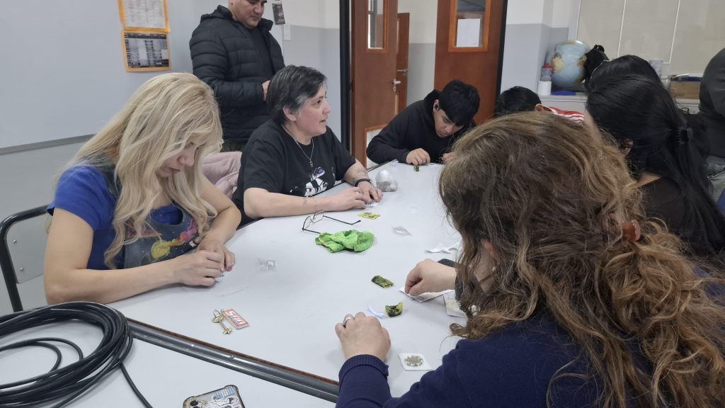 “Revalorizando los Símbolos Patrios”: una propuesta de confección de pines en las aulas