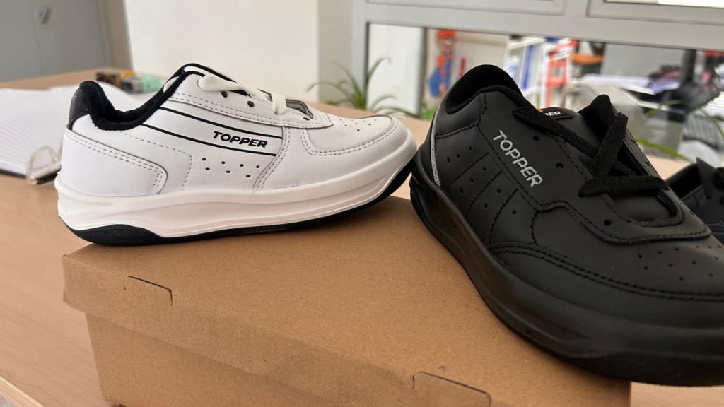 Caleta Olivia recibió las primeras zapatillas del programa provincial EduActiva para fortalecer la actividad física escolar