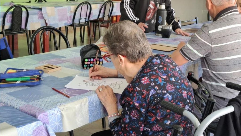 Turismo llevó a los adultos mayores del Hogar de Ancianos a recorrer la historia y los paisajes de Caleta Olivia