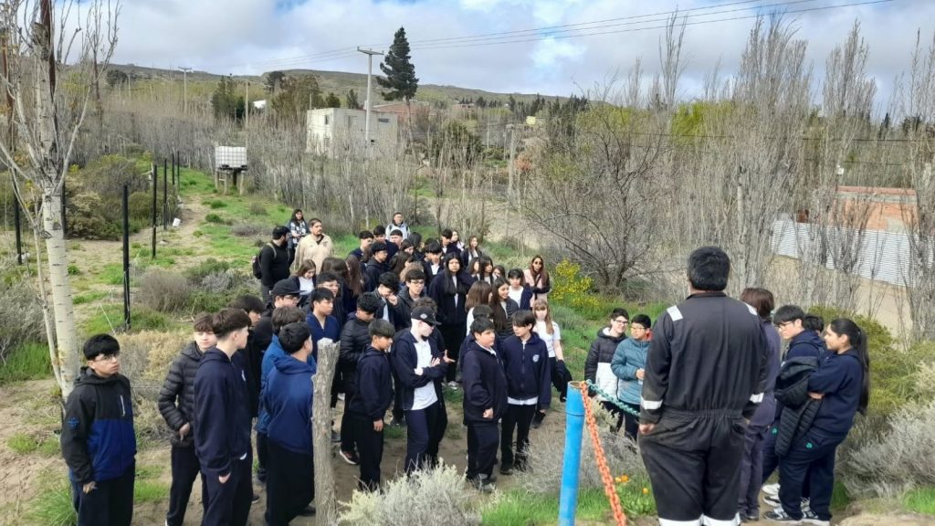 Punto Orgánico recibió a 75 estudiantes del Instituto Aonikenk en una nueva visita educativa