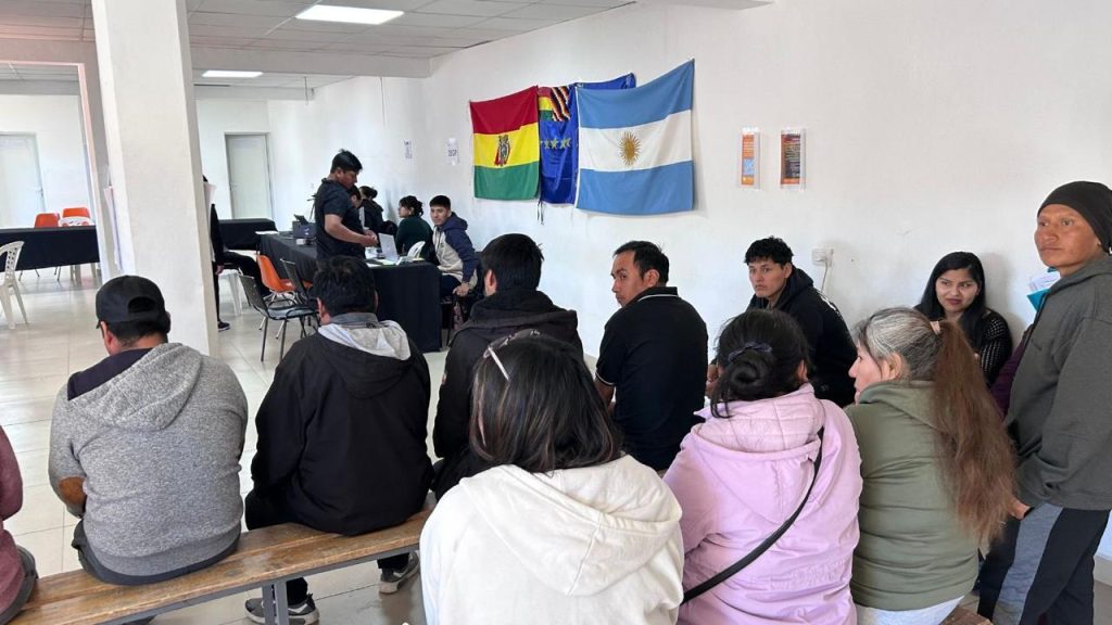 Exitoso paso del Consulado Móvil en Caleta Olivia