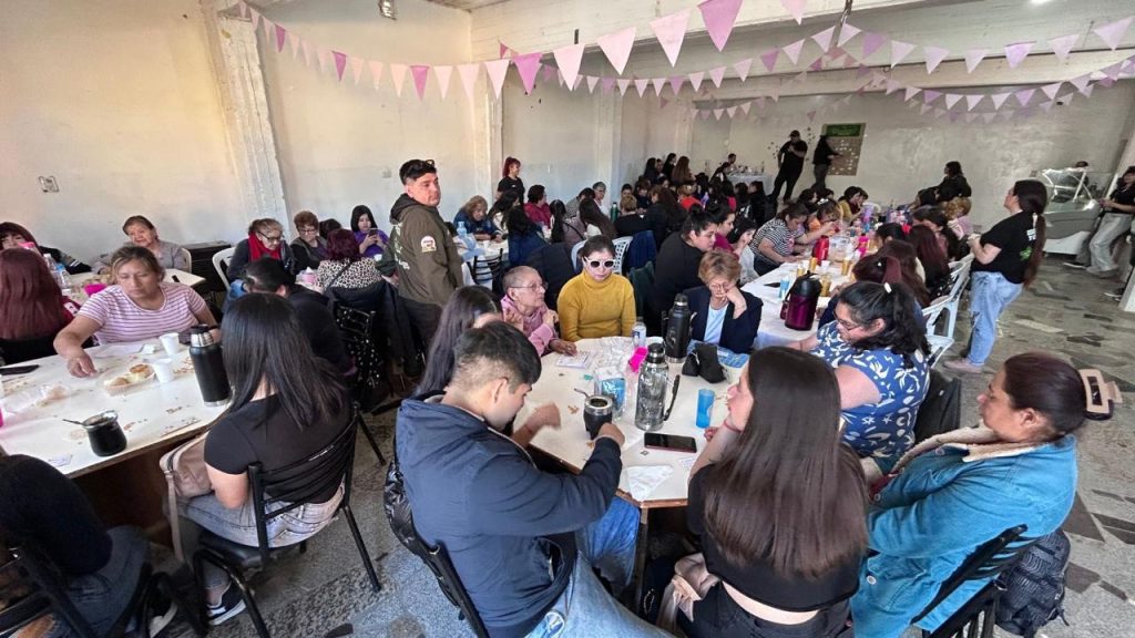 Las madres fueron agasajadas con un mate bingo en el barrio Miramar