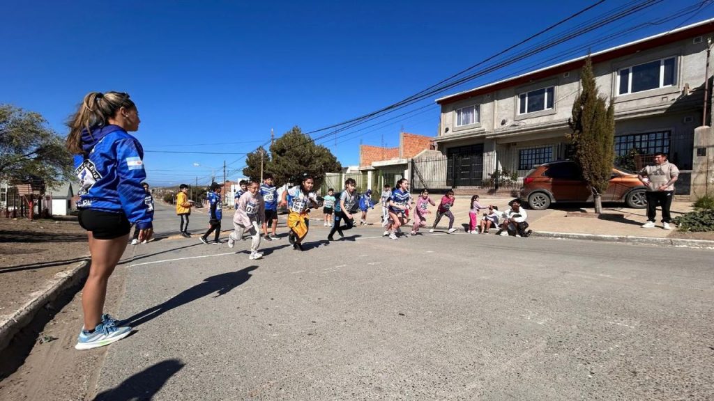 El Municipio promueve el atletismo y la participación juvenil en los barrios