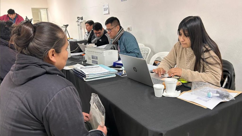 El Consulado Móvil y la Brigada SEGIP de Bolivia llegaron a Caleta Olivia