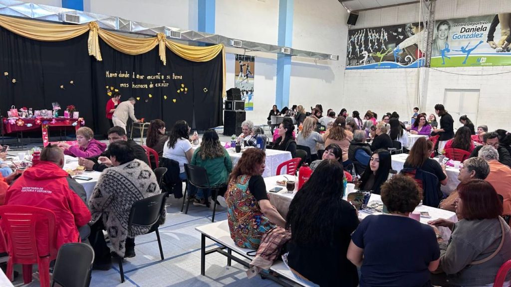 La Municipalidad celebró el Día de la Madre con un té show en el gimnasio Daniela González